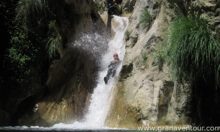 Descenso de barrancos, río verde