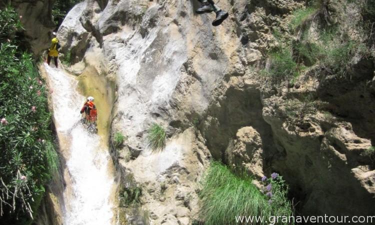 Descenso de barrancos, río verde