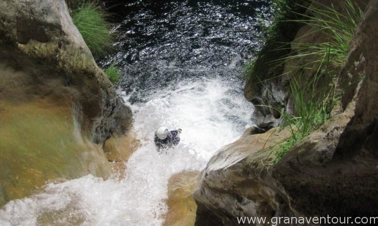 Descenso de barrancos, río verde