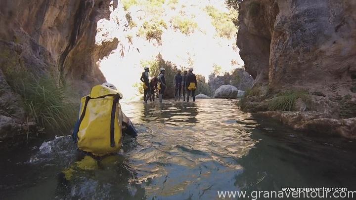 Descenso de barrancos, río verde