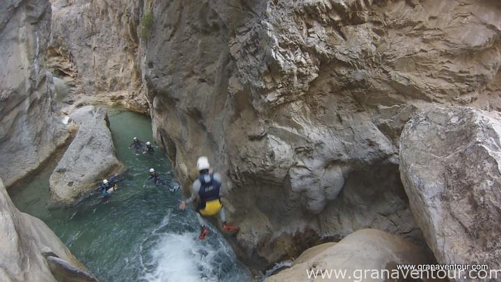 Descenso de barrancos, río verde