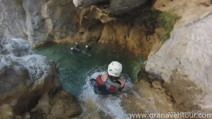 Descenso de barrancos, río verde