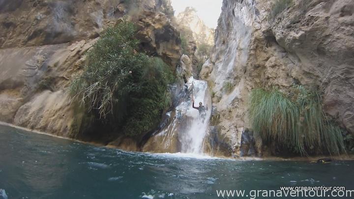 Descenso de barrancos, río verde