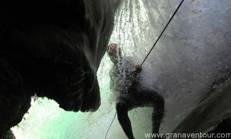 Descenso de barrancos, río verde