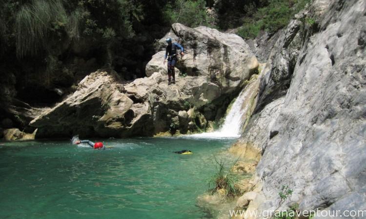 Descenso de barrancos, río verde