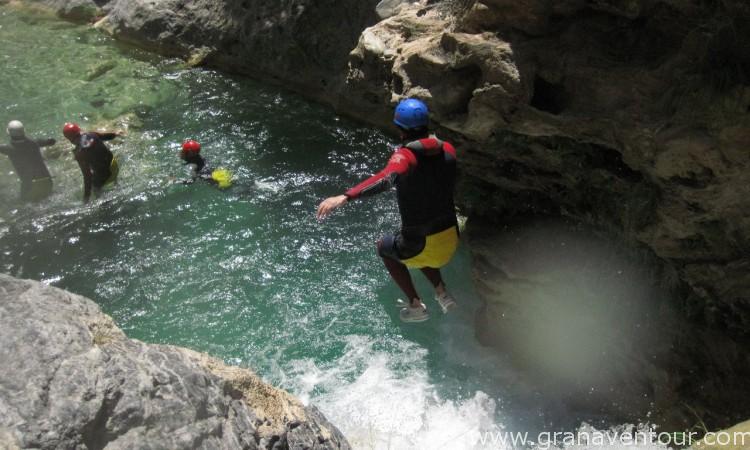 Descenso de barrancos, río verde