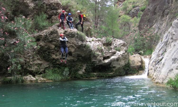 Descenso de barrancos, río verde