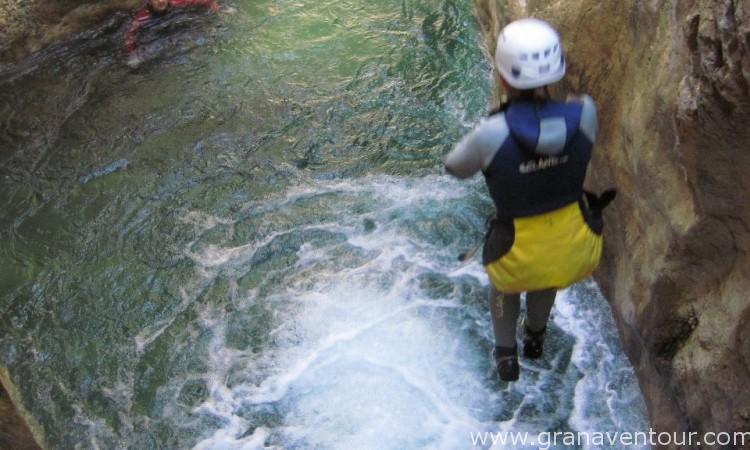 Descenso de barrancos, río verde