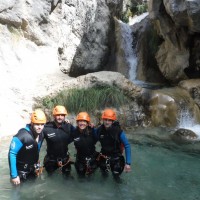 Estupendo día para realizar barranquismo rio verde, un día soleado y con buena temperatura para disfrutar del barranquismo rio verde. Mucha diverisión y entretenimiento